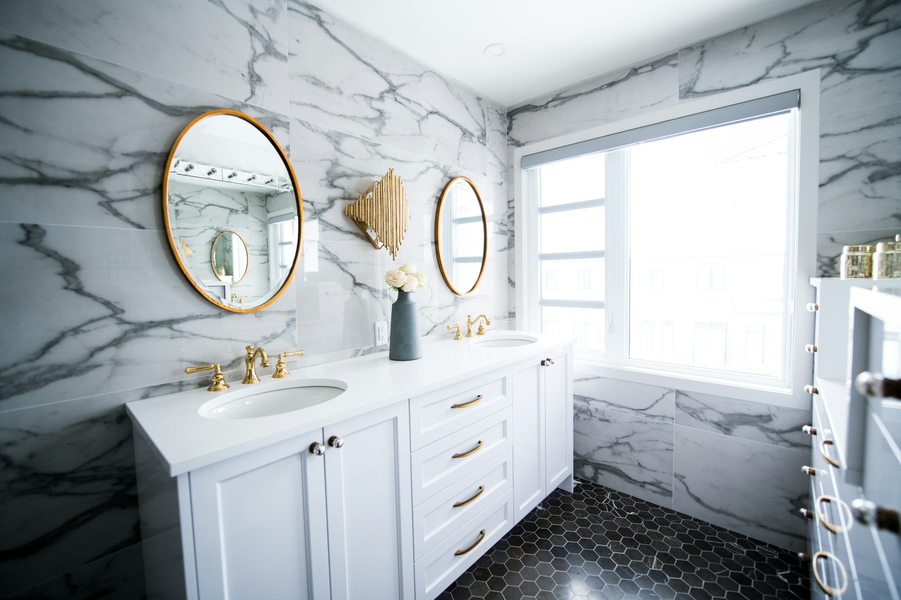 Double vanity in white oak — Riverview